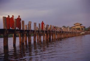 13- Puente de teka con monjes.jpg